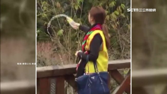 信眾邊念經邊灑符水　阿里山遊客不解