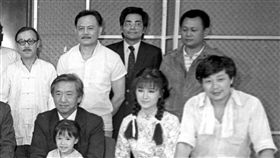 藝人高鳴逝世 享壽83歲
資深演員高鳴（後排右3）6日上午被發現在新北市萬里
區住家死亡，享壽83歲。圖為民國75年時，高鳴與「家
和萬事興」劇中演員合影。／中央社