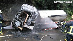 邱男駕駛灑水車過彎不慎自撞山壁，車頭還起火燃燒，警消趕抵現場撲滅火勢，並將邱男送醫急救（翻攝畫面）