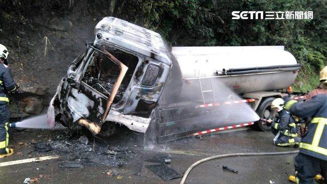 灑水車自撞山壁　車頭起火全焚毀