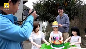 中國大陸，父子，矽膠娃娃（圖／翻攝自YouTube）