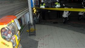 新北市新莊區超商5日深夜發生超商搶案，警方封鎖現
場調查，現場因為被害人手掌幾乎遭砍斷，血跡斑斑。
（民眾提供）