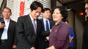 維冠災戶迎新生命 賴清德探視致意
維冠金龍大樓倒塌至今滿1年，台南市長賴清德（左2）6日下午前往善化區探視剛生下1名新生兒的維冠大樓災戶吳明珂、董惠娥夫妻，由董惠娥的媽媽（前右）出面向外界致謝。
中央社記者楊思瑞攝 106年2月6日