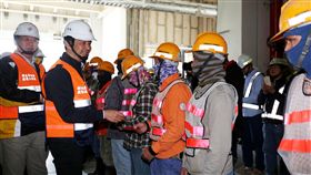 新北市長朱立倫6日上午赴新店慰勞三環三線捷運工區環狀線工作人員　新北市府提供