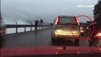 超扯駕駛為拍照　車霸停狹窄山路中