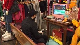 逛街,血拼,男友,休息區,電動,超級任天堂　圖／翻攝自臉書