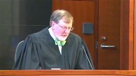 美國聯邦法官羅巴特。(圖/翻攝自鏡報)-http://www.mirror.co.uk/news/world-news/donald-trump-judge-james-robart-9760365