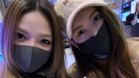 小甜甜戴浴帽跟愷樂閨密聚。(圖/翻攝自小甜甜臉書)-https://www.facebook.com/xiaotiantian0913/posts/1546205032071316