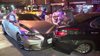 男29歲又屬兔　3台名車慘撞成一團