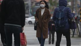 冬天,寒流,大衣,街頭,口罩,冷,圍巾／圖／中央社記者張新偉攝 105年12月15日