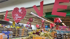 94要你記得我！情人節禮物首選易開罐巧克力、內褲花束