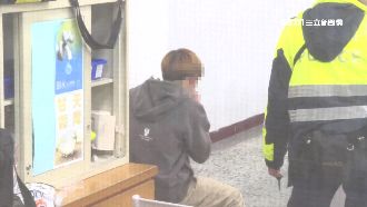 毒犯拒檢加速逃　警所長遭拖行受傷