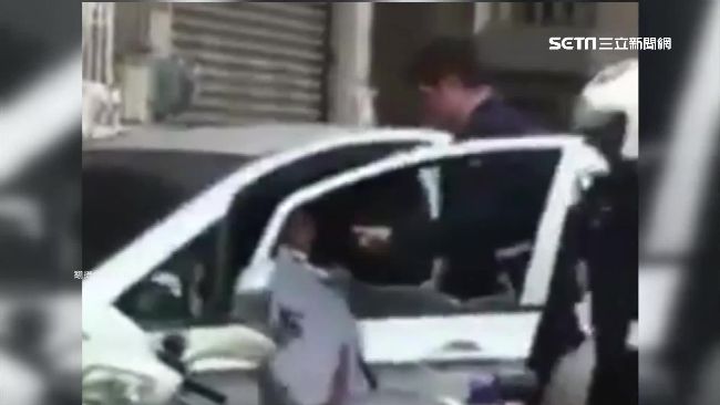 違規拒檢自鎖車內　女駕駛哭鬧還夾警