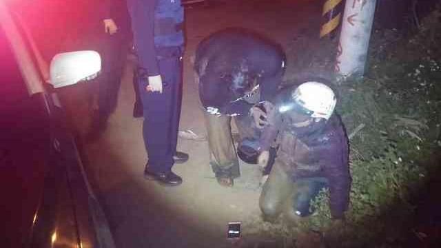 慘！通緝犯載美眉　遇警攔查摔水田