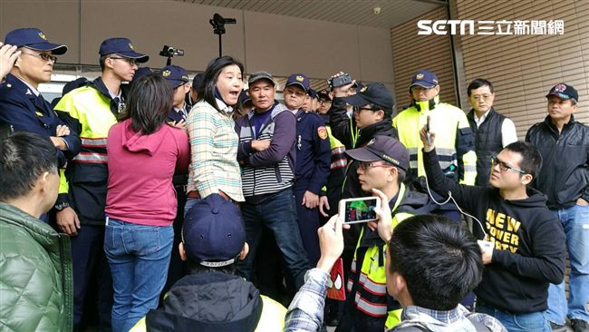 許厝研究遭疑　環團怒包圍國健署抗議