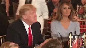 梅蘭妮亞臭臉跟川普(圖/翻攝自twitter)