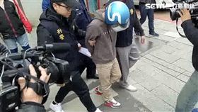 涂男接受警方盤查時踩油門加速逃逸，車門還夾住所長拖行5公尺，一旁警員連開2槍喝止，涂男才停車就逮（翻攝畫面）