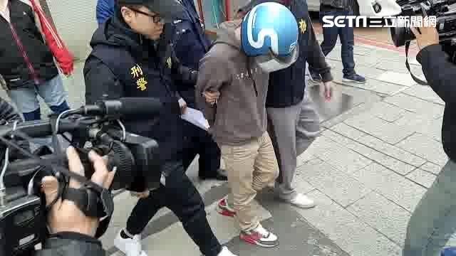 所長盤查遭車夾拖行　警員開2槍喝止