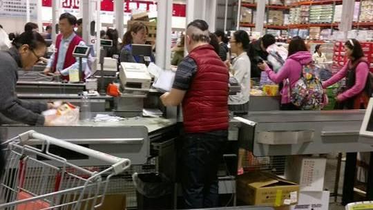 驚見好市多員工背影　網友讚：超敬業