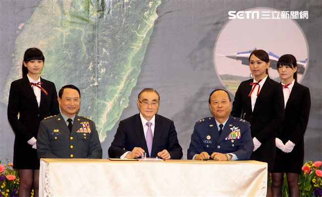 國防部馮世寬簽署協議書。（記者邱榮吉/攝影）

