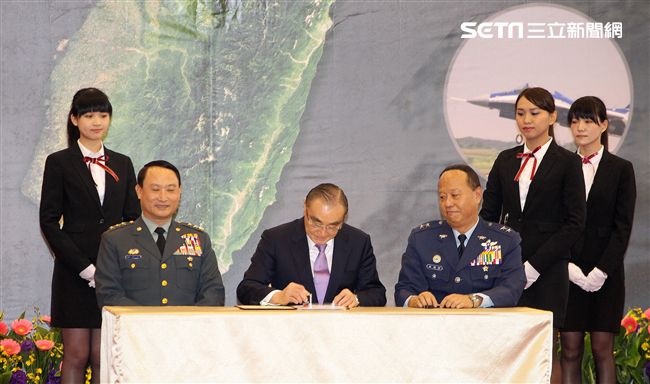 國防部馮世寬簽署協議書。（記者邱榮吉/攝影）

