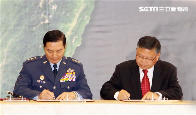 空軍司令沈一鳴上將和中科院簽訂「新式高級教練機」的委製協議書。（記者邱榮吉/攝影）