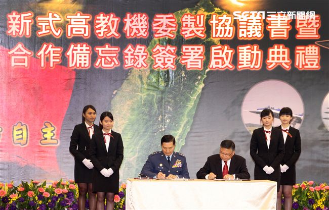 空軍司令沈一鳴上將和中科院簽訂「新式高級教練機」的委製協議書。（記者邱榮吉/攝影）