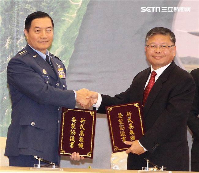空軍司令沈一鳴上將和中科院簽訂「新式高級教練機」的委製協議書。（記者邱榮吉/攝影）
