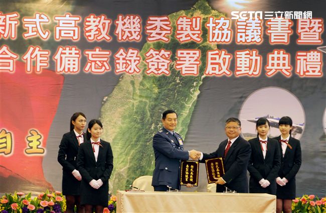 空軍司令沈一鳴上將和中科院簽訂「新式高級教練機」的委製協議書。（記者邱榮吉/攝影）