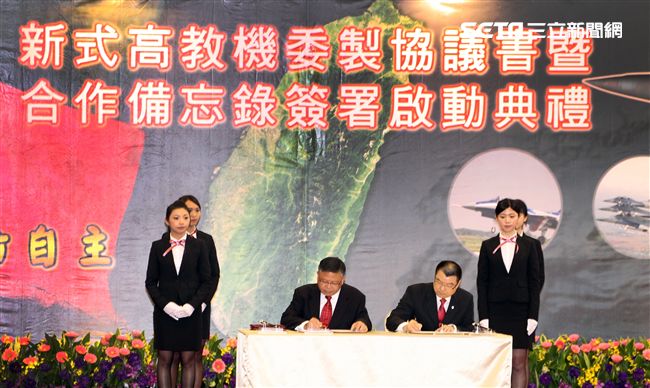 中科院跟漢翔公司簽訂合作備忘錄。（記者邱榮吉/攝影）