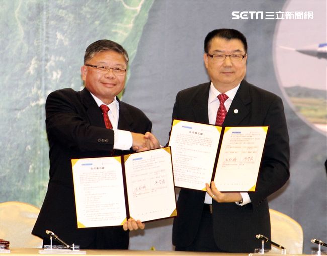 中科院跟漢翔公司簽訂合作備忘錄。（記者邱榮吉/攝影）