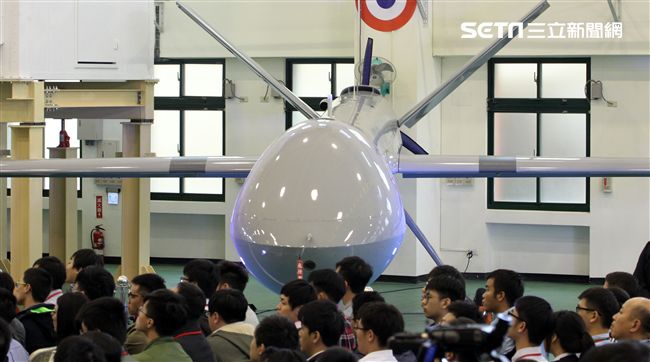 中科院研發的大小不同功能無人機。（記者邱榮吉/攝影）