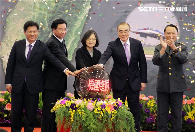 總統蔡英文7日上午見證「新式高教機委製協議書暨合作備忘錄簽署啟動典禮」。（記者邱榮吉/攝影）