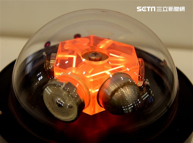 高精度單軸雷射陀螺儀。（記者邱榮吉/攝影）