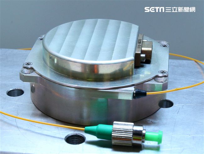 高精度單軸光學陀螺儀。（記者邱榮吉/攝影）