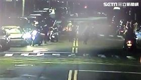 台北市士林區1間人力仲介公司深夜遭20多名惡煞闖入砸店，還砍傷店內2名男子，警方認為歹徒是針對性尋仇（翻攝畫面）