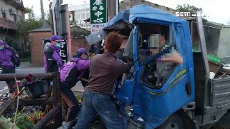 小貨車與聯結車相撞　波及路人釀3傷