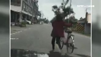 婦人牽單車路中蛇行　苦苦糾纏後車