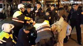 陳男酒後自殘遭妻子與警方強制送醫，未料他仍大鬧急診室，警方遂出動優勢警力將他制伏（翻攝畫面）
