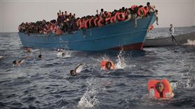 １６：９
黑心救生衣塞海棉給難民穿　估15萬冤魂葬生地中海
圖／翻攝自《每日郵報》
http://www.dailymail.co.uk/news/article-4196010/150-000-migrants-life-jackets-lie-piled-Lesbos-coast.html