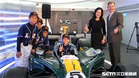 HEC捐出賽車義賣，所得將捐給徐生明棒球發展協會（圖／記者王怡翔攝)