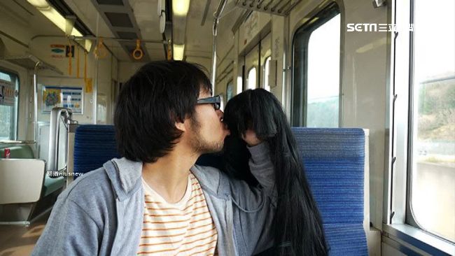 沒女友怎辦？自拍達人教單人放閃大法