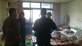 女毒犯棄子逃亡　基隆警破門救嬰（2）
基隆市43歲柯女因毒品案遭通緝，警方上門逮人時，柯
女卻將大門深鎖，從租屋處5樓逃跑，拋下4個月大的男
嬰，警方請來消防隊破門，救出男嬰。
（翻攝畫面）
中央社記者王朝鈺傳真　106年2月8日