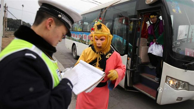 交警國道臨檢　竟攔下「唐僧師徒」？