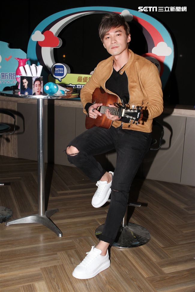 安安大明星會客室- 是元介Jay Shih駕到，未發表的新歌將在節目中首度唱給大家聽。（記者邱榮吉/攝影）