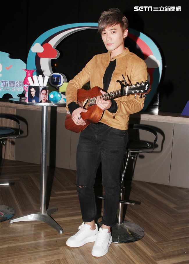 安安大明星會客室- 是元介Jay Shih駕到，未發表的新歌將在節目中首度唱給大家聽。（記者邱榮吉/攝影）