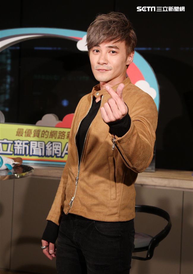 安安大明星會客室- 是元介Jay Shih駕到，未發表的新歌將在節目中首度唱給大家聽。（記者邱榮吉/攝影）