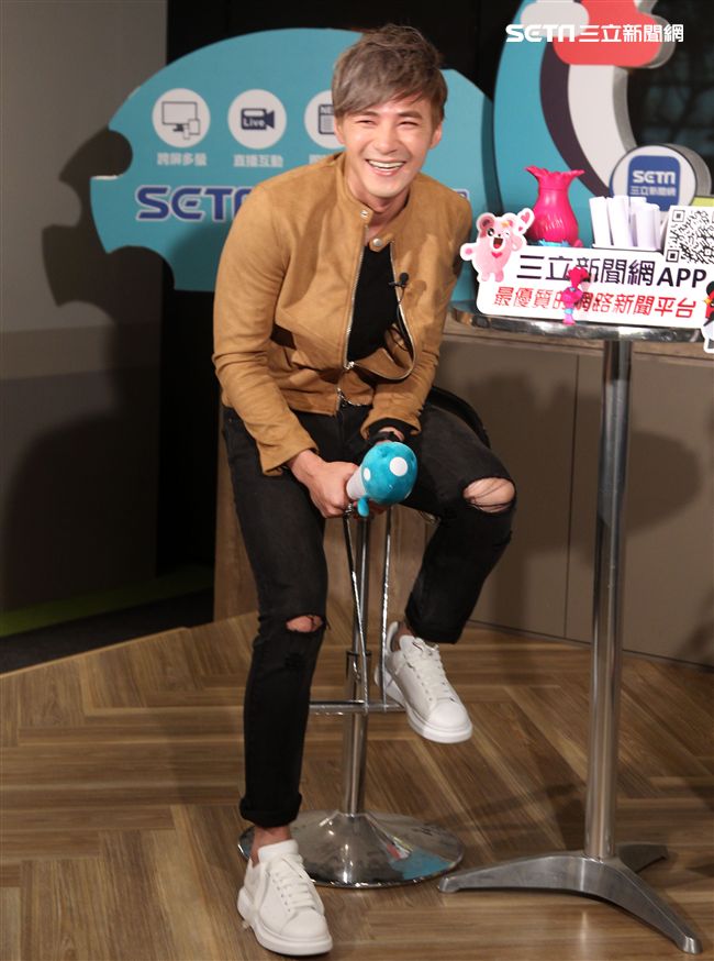 安安大明星會客室- 是元介Jay Shih駕到，未發表的新歌將在節目中首度唱給大家聽。（記者邱榮吉/攝影）