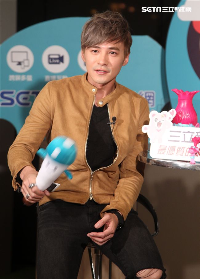 安安大明星會客室- 是元介Jay Shih駕到，未發表的新歌將在節目中首度唱給大家聽。（記者邱榮吉/攝影）