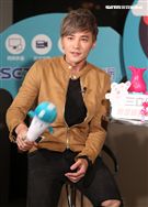 安安大明星會客室- 是元介Jay Shih駕到，未發表的新歌將在節目中首度唱給大家聽。（記者邱榮吉/攝影）